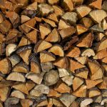 12359449-pile-de-bois-de-chauffage-fendu-de-différents-types-de-bois-